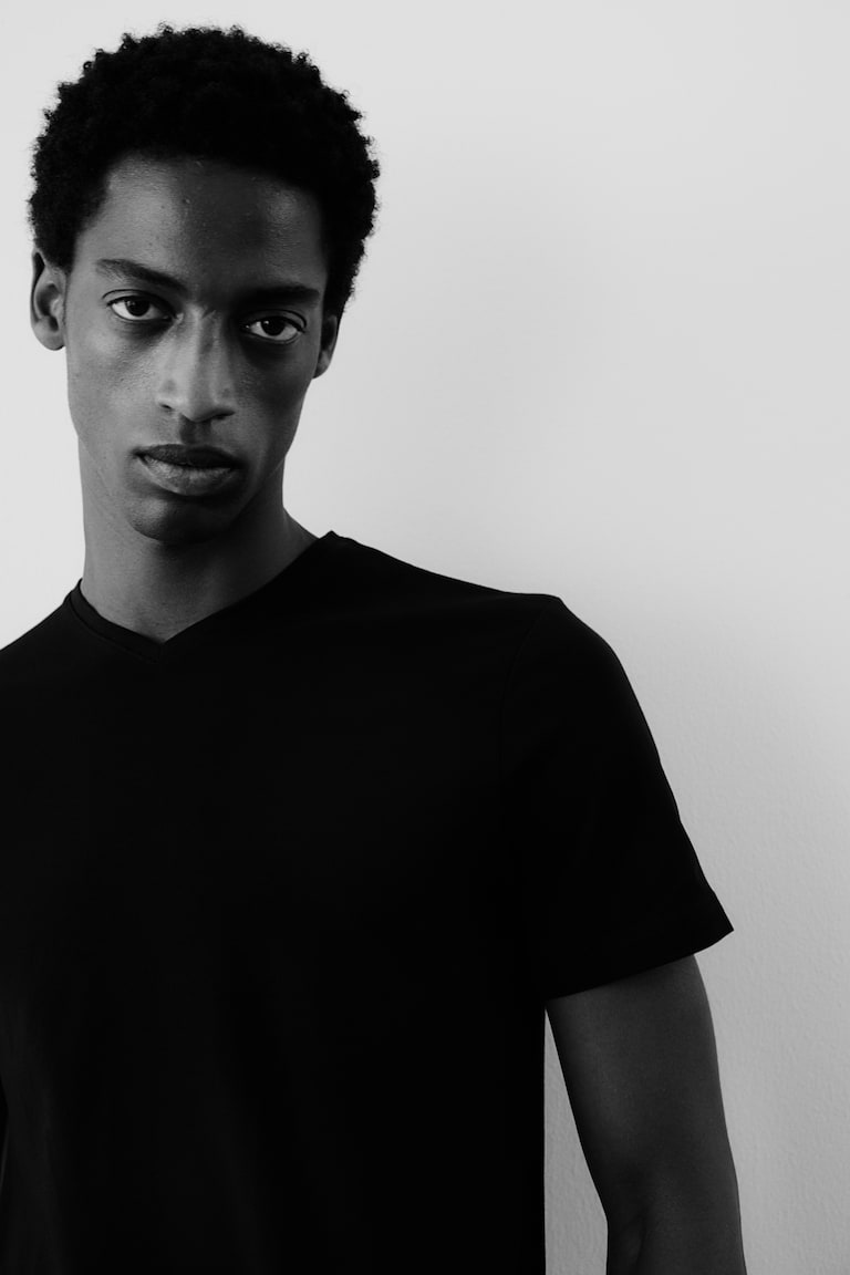 H&M T-Shirt mit V-Ausschnitt Slim Fit Discount Store für neue Produkte