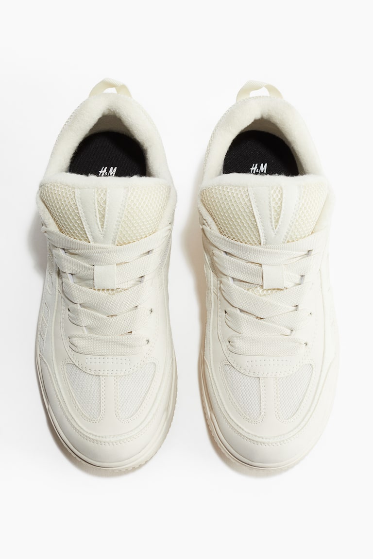 H&M Sneaker Fabrikladen