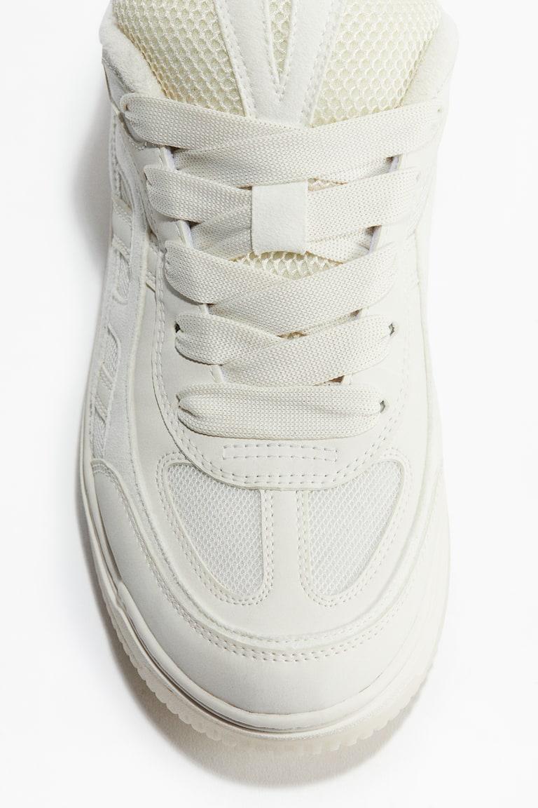 H&M Sneaker Fabrikladen