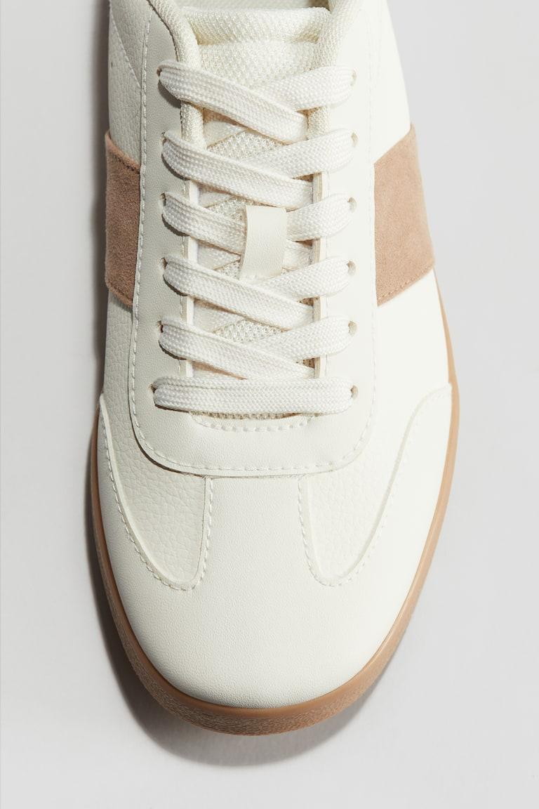 H&M Sneaker Blitzverkäufe