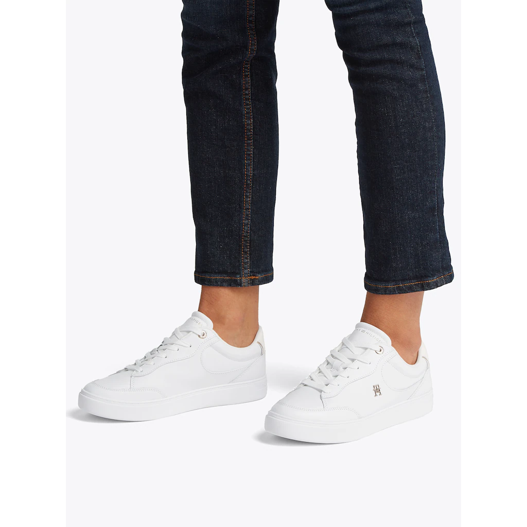 Tommy Hilfiger Plateausneaker »ESSENTIAL CHIC COURT SNEAKER« Freizeitschuh Schnürschuh Halbschuh mit TH-Schmuckelement online kaufen Neueste Mode