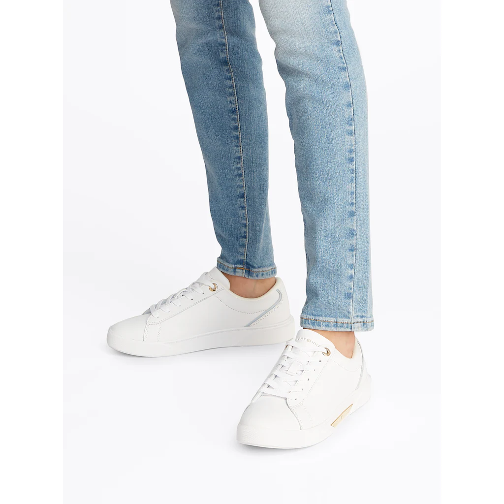 Tommy Hilfiger Plateausneaker »CHIC COURT SNEAKER« Freizeitschuh Halbschuh Schnürschuh goldfarbenes Schmuckelement ▷ für Sonderangebot der Fabrik